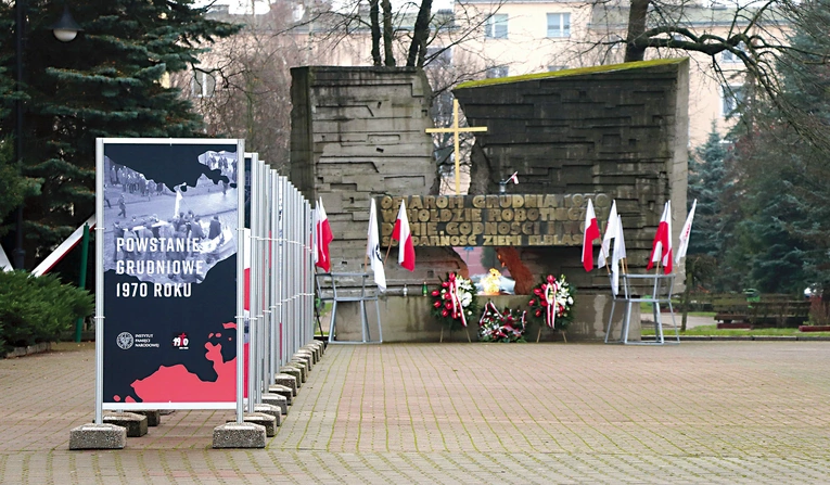 Pomnik ofiar Grudnia  1970 roku – stały świadek wydarzeń patriotycznych  w mieście. 