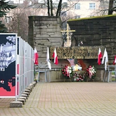 Pomnik ofiar Grudnia  1970 roku – stały świadek wydarzeń patriotycznych  w mieście. 