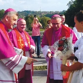 Biskupi  (od prawej) Roman Pindel, Piotr Greger i Martin David podczas powitania na przeprawie.