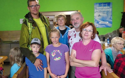 Na Hali Miziowej – Ewa i Jerzy Misikowie (z prawej) oraz Jakub Chrapek z Francesco Team, wspólnoty, która rozpoczęła EwB – z młodszym pokoleniem.