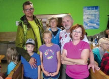 Na Hali Miziowej – Ewa i Jerzy Misikowie (z prawej) oraz Jakub Chrapek z Francesco Team, wspólnoty, która rozpoczęła EwB – z młodszym pokoleniem.
