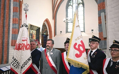 W świątyni obecne były poczty sztandarowe. 
