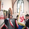 W świątyni obecne były poczty sztandarowe. 