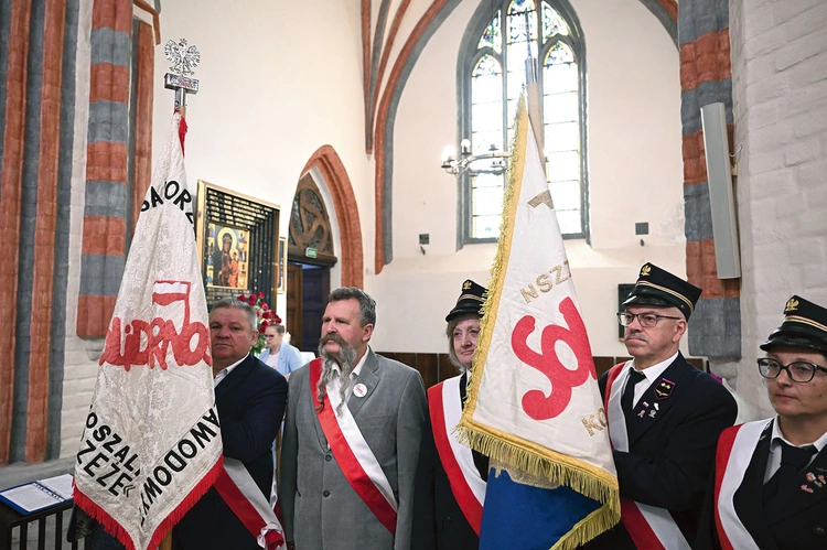 W świątyni obecne były poczty sztandarowe. 