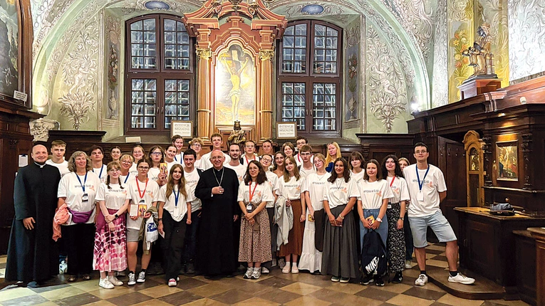 Pamiątkowe zdjęcie pielgrzymów  z abp. Wacławem Depą, metropolitą częstochowskim. 