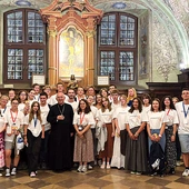 Pamiątkowe zdjęcie pielgrzymów  z abp. Wacławem Depą, metropolitą częstochowskim. 