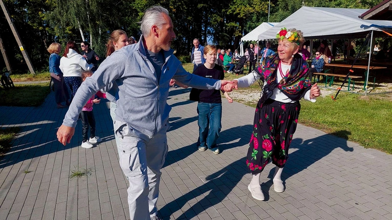 Także skoczna belgijka porwała parafian do tańca.