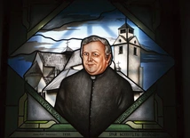Witraż przedstawiający śp. o. Piotra  Żoka CMF. 