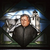 Witraż przedstawiający śp. o. Piotra  Żoka CMF. 