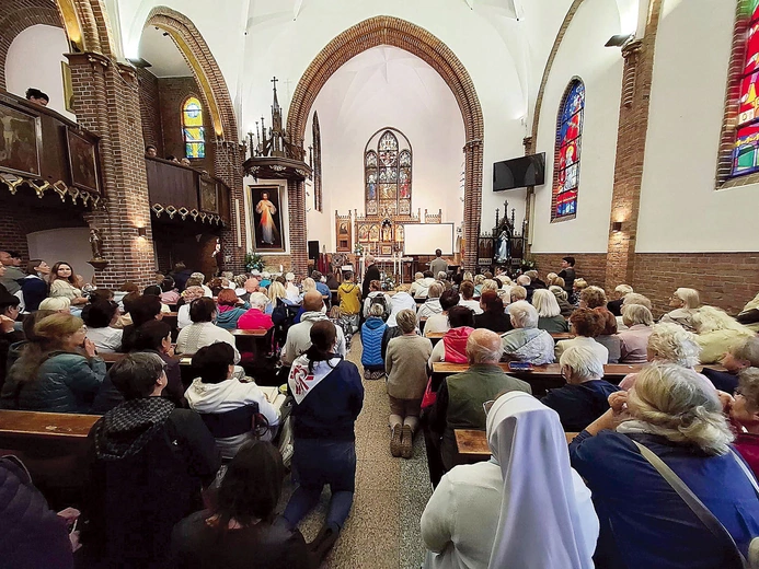 Modlitwa we wnętrzu sanktuarium Miłosierdzia Bożego.