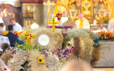 Piękna świątynia zamieniła się w ogród i wypełniła się słowami wdzięczności za plony ziemi.  