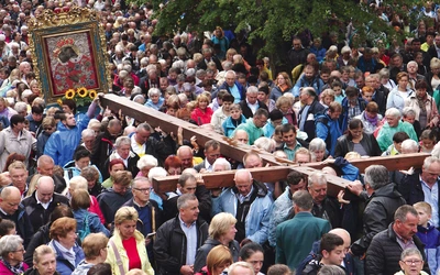 Pielgrzymka rozpocznie się o godz. 9 Drogą Krzyżową  przy stacji „U Piłata”.  O 11.30 przy ołtarzu polowym zostanie odprawiona  Msza św.