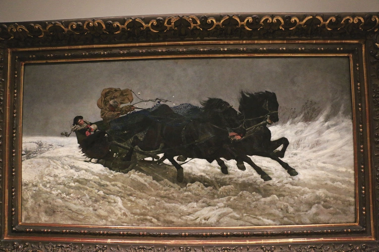 Pochodzący z kolekcji prywatnej „Powrót  z balu” (1873 r.) jest ozdobą krakowskiej wystawy twórczości Józefa Chełmońskiego. Należał niegdyś do sławnej aktorki Heleny Modrzejewskiej. 