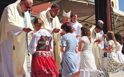 Młodzi ze wzruszeniem przyjmowali krzyże animatorskie.