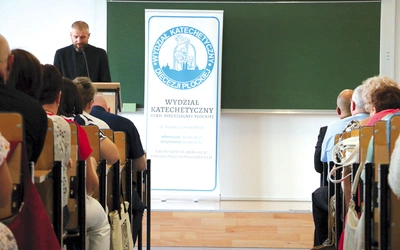 Lekcje religii prowadzi u nas ok. 700 osób – 200 księży i prawie 500 świeckich. Od 5 lat na czele Wydziału Katechetycznego stoi ks. Zakrzewski.”