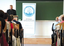 Lekcje religii prowadzi u nas ok. 700 osób – 200 księży i prawie 500 świeckich. Od 5 lat na czele Wydziału Katechetycznego stoi ks. Zakrzewski.”