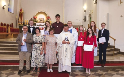 S. Agnieszka Szczęsna, ks. Paweł Krasiński i ks. Przemysław Wójcik z młodymi, którzy otrzymali krzyże animatorskie, i nową parą diecezjalną Domowego Kościoła Iwoną i Zbigniewem Bielami.