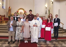 S. Agnieszka Szczęsna, ks. Paweł Krasiński i ks. Przemysław Wójcik z młodymi, którzy otrzymali krzyże animatorskie, i nową parą diecezjalną Domowego Kościoła Iwoną i Zbigniewem Bielami.