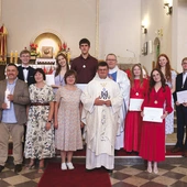 S. Agnieszka Szczęsna, ks. Paweł Krasiński i ks. Przemysław Wójcik z młodymi, którzy otrzymali krzyże animatorskie, i nową parą diecezjalną Domowego Kościoła Iwoną i Zbigniewem Bielami.