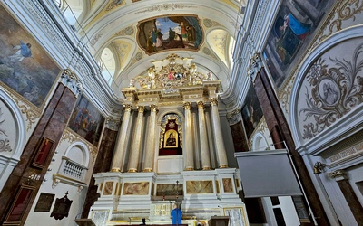 Odnowiony ołtarz w prezbiterium.