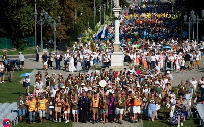Wejście naszych pielgrzymów na jasnogórskie wzgórze.