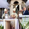 Tradycją spotkań są upominki  od budowniczych kapliczki  dla wszystkich uczestników. W tym roku były to portrety papieża  Leona XIV.