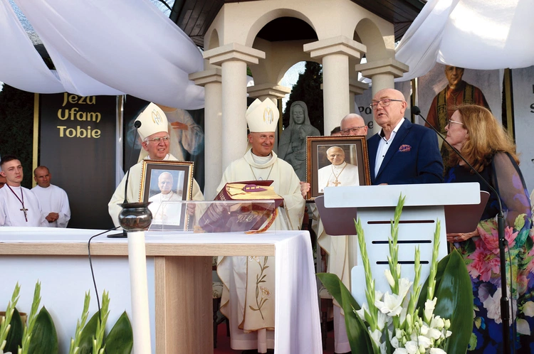 Tradycją spotkań są upominki  od budowniczych kapliczki  dla wszystkich uczestników. W tym roku były to portrety papieża  Leona XIV.