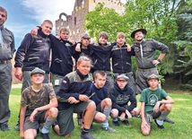 Harcerze  na tle Golgoty  w Kałkowie- -Godowie.
