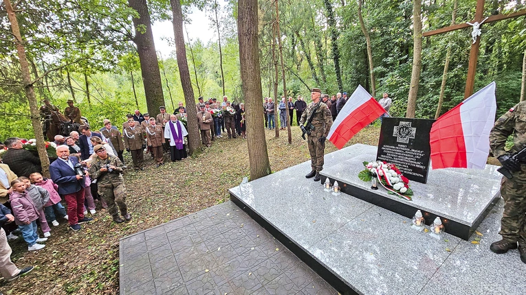 Warta w miejscu mordu niezłomnych.