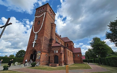 Na fasadzie kościoła wisi kilkudziesięciometrowy różaniec, który świeci w nocy i jest widoczny dla kierowców.