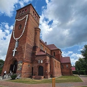 Na fasadzie kościoła wisi kilkudziesięciometrowy różaniec, który świeci w nocy i jest widoczny dla kierowców.