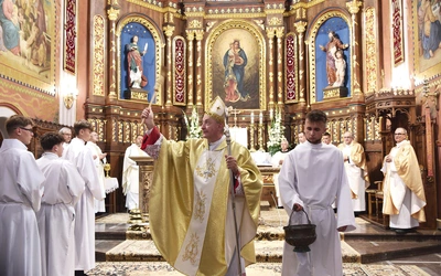 Poświęcenie kościoła podczas uroczystości odpustowych 31 sierpnia.