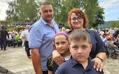 Państwo Rymarczykowie z Pasierbca przychodzą, by powierzać Maryi rodzinę.