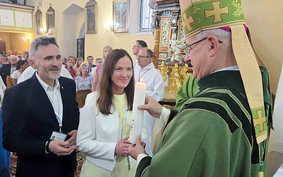 Na koniec pielgrzymki pary odpowiedzialne za kręgi otrzymały z rąk bp. Marka Mendyka świece.