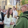 Na koniec pielgrzymki pary odpowiedzialne za kręgi otrzymały z rąk bp. Marka Mendyka świece.