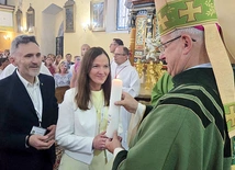 Na koniec pielgrzymki pary odpowiedzialne za kręgi otrzymały z rąk bp. Marka Mendyka świece.