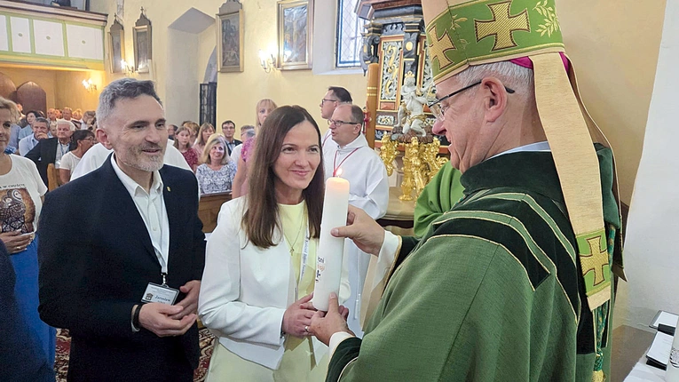 Na koniec pielgrzymki pary odpowiedzialne za kręgi otrzymały z rąk bp. Marka Mendyka świece.