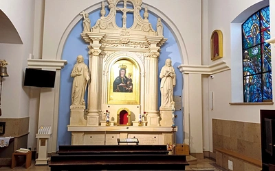 Wizerunek Matki Bożej Różańcowej Królowej Rodzin od pokoleń towarzyszy modlitwie i życiu parafian.