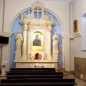 Wizerunek Matki Bożej Różańcowej Królowej Rodzin od pokoleń towarzyszy modlitwie i życiu parafian.