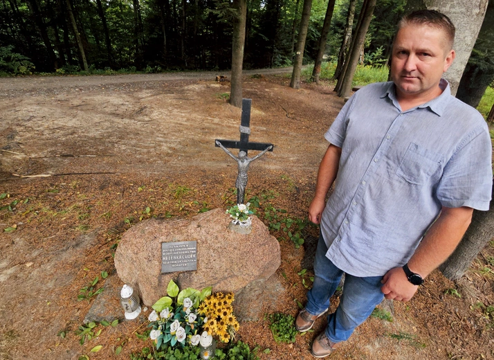 Edward Cudek przy miejscu śmierci Heleny. 