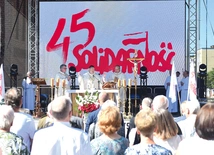 W niedzielę były Msza św., okolicznościowe przemówienie prof. Grzegorza Kucharczyka, złożenie kwiatów pod Białym Krzyżem Solidarności i pomnikiem ks. prał. Witolda Andrzejewskiego, a także projekcja filmu „Opór. Gorzowski sierpień ‘82” Wojciecha Turczyńskiego i otwarcie na dziedzińcu plebanii czterech wystaw przygotowanych przez IPN.