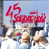 W niedzielę były Msza św., okolicznościowe przemówienie prof. Grzegorza Kucharczyka, złożenie kwiatów pod Białym Krzyżem Solidarności i pomnikiem ks. prał. Witolda Andrzejewskiego, a także projekcja filmu „Opór. Gorzowski sierpień ‘82” Wojciecha Turczyńskiego i otwarcie na dziedzińcu plebanii czterech wystaw przygotowanych przez IPN.