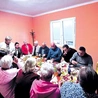 Najpierw było spotkanie przy stole eucharystycznym w kaplicy, a potem – jak na prawdziwe świętowanie przystało – przy stole z dobrym jedzeniem w obiekcie, przygotowanym specjalnie przez panie dla pracujących przy remoncie panów. To miejsce będzie służyło osobom potrzebującym, ale też całej parafii jako miejsce spotkań.