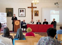 WDD to owoc współpracy Papieskiego Wydziału Teologicznego we Wrocławiu i Fundacji „Obserwatorium Społeczne”. Po dniu wypełnionym wykładami nazajutrz odbyły się Msza św. i warsztaty dla katechetów. 