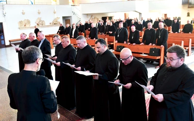 Takie spotkania organizowane są systematycznie pod koniec wakacji letnich i w okresie zimowym. Do udziału w nich zobowiązani są kapłani aktualnie zamieszkujący na terytorium diecezji, zarówno diecezjalni, jak i zakonni, a także diakoni stali. Poza tym, w ramach stałej formacji, duchowni mają obowiązek brać udział w oddzielnych spotkaniach formacyjnych dla proboszczów i wikariuszy oraz raz w roku w trzydniowych rekolekcjach kapłańskich. Na zdjęciu: przysięga nowych proboszczów.