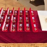 Kandydatów do diecezjalnego wyróżnienia przedstawiają parafie, dekanaty i instytucje diecezjalne. Po zweryfikowaniu kandydatur przez kapitułę ostateczną decyzję o przyznaniu wyróżnienia podejmuje biskup diecezjalny. Osoby uhonorowane otrzymują specjalny dyplom oraz odznaczenie w formie krzyża. Uroczystość odbywa się w rocznicę poświęcenia katedry w Gorzowie Wlkp.