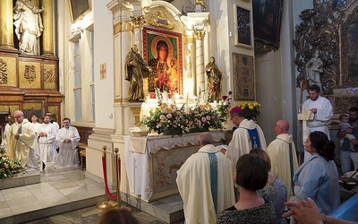 Maryja wyprasza wino Bożych łask.