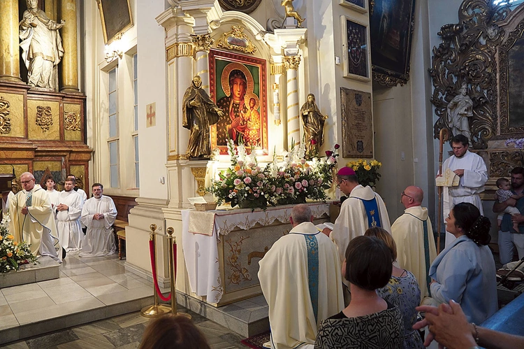 Maryja wyprasza wino Bożych łask.