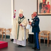 Biskup otrzymał tzw. lizak – tarczę do kierowania ruchem drogowym.