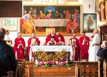 Liturgię koncelebrowali kapłani z dekanatu oraz duchowni związani ze wspólnotą.